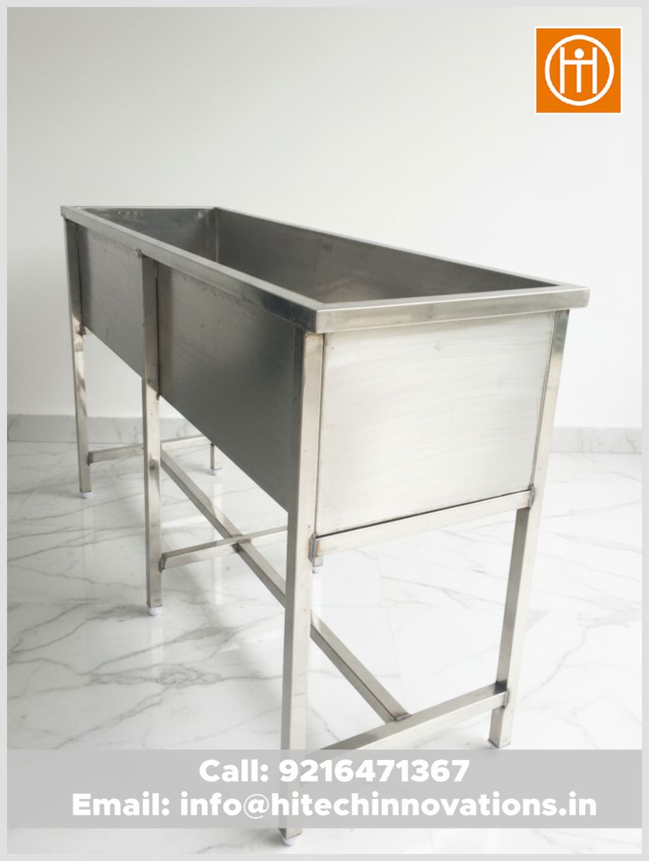 High-quality stainless steel wash sink for commercial kitchens and food processing units, manufactured by Hitech Innovations with a polished finish and ergonomic height.